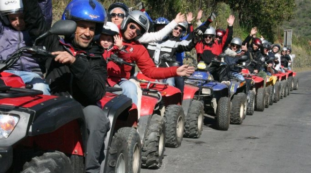  Una caravana de cuatrimotos 